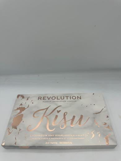 Revolution eyeshadow and highlighter palette copy